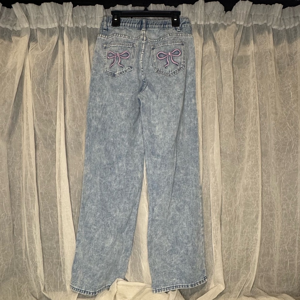 Women’s SHEIN Light Wash Bow Butt Jeans - Picture 2 of 4